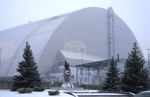 Чернобилската АЕЦ вече е свързана с украинската енергийна мрежа и нивото на радиация е нормално, обяви Киев