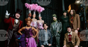 Четири представления на режисьора Алекс Тимбърс едновременно се играят на Бродуей