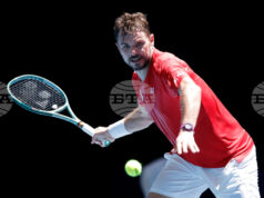 Швейцарският тенисист Стан Вавринка постигна обрат срещу Артюр Риндеркнех в мач, който е част от прощалното му турне през 2026 година Швейцарският тенисист Стан Вавринка постигна обрат срещу Артюр Риндеркнех в мач, който е част от прощалното му турне през 2026 година