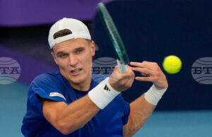 Якуб Меншик и Себастиан Баес се класираха за финала на турнира по тенис в Окланд