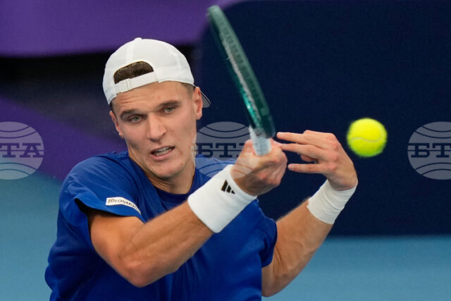 Якуб Меншик и Себастиан Баес се класираха за финала на турнира по тенис в Окланд