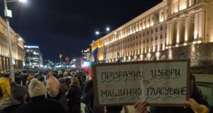 „100% машинно гласуване“: Хиляди излязоха на протест в София, управляващите опитват да бламират машинното гласуване