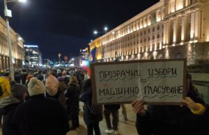 „100% машинно гласуване“: Хиляди излязоха на протест в София, управляващите опитват да бламират машинното гласуване