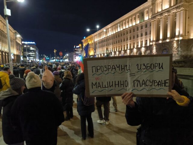 „100% машинно гласуване“: Хиляди излязоха на протест в София, управляващите „100% машинно гласуване“: Хиляди излязоха на протест в София, управляващите опитват да бламират машинното гласуване