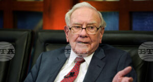 „Духът вече е извън бутилката“ - Уорън Бъфет сравни изкуствения интелект с опасността от ядрените оръжия