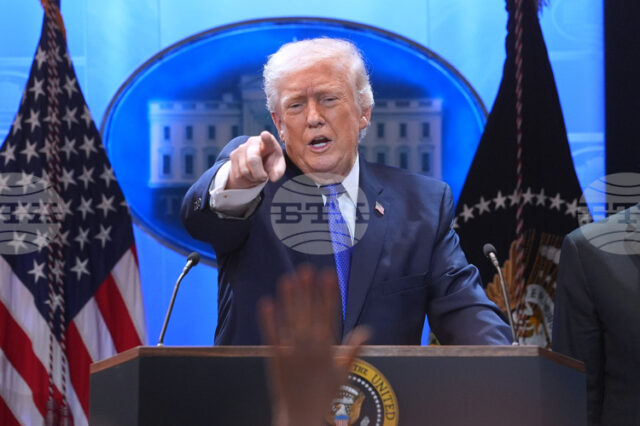 РАЗШИРЕНА Тръмп заяви, че ще наложи глобални мита от 10%, РАЗШИРЕНА
Тръмп заяви, че ще наложи глобални мита от 10%, след като загуби делото във Върховния съд