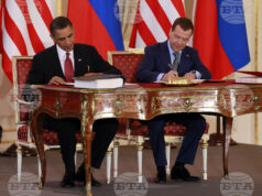 Президентът Барак Обама на САЩ и руският президент Дмитрий Медведев подписват договора СТАРТ в Пражкия замък в Прага на 8 април 2010 г