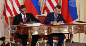 Президентът Барак Обама на САЩ и руският президент Дмитрий Медведев подписват договора СТАРТ в Пражкия замък в Прага на 8 април 2010 г