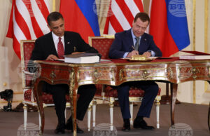 Президентът Барак Обама на САЩ и руският президент Дмитрий Медведев подписват договора СТАРТ в Пражкия замък в Прага на 8 април 2010 г