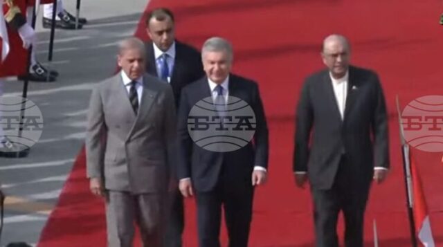 АПП: Узбекистанският президент пристигна на двудневно държавно посещение в Пакистан