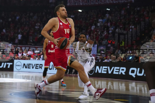 Александър Везенков изведе Олимпиакос до победа над Цървена звезда в Евролигата