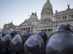 Аржентинското правителство заяви, че е подало жалба за тероризъм срещу най-малко 17 души заради сблъсъци близо до Сената