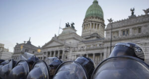 Аржентинското правителство заяви, че е подало жалба за тероризъм срещу най-малко 17 души заради сблъсъци близо до Сената