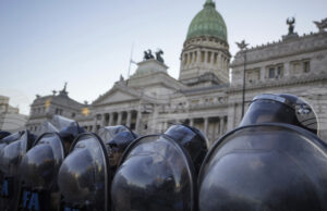 Аржентинското правителство заяви, че е подало жалба за тероризъм срещу най-малко 17 души заради сблъсъци близо до Сената