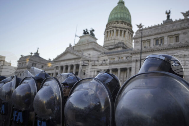 Аржентинското правителство заяви, че е подало жалба за тероризъм срещу най-малко 17 души заради сблъсъци близо до Сената