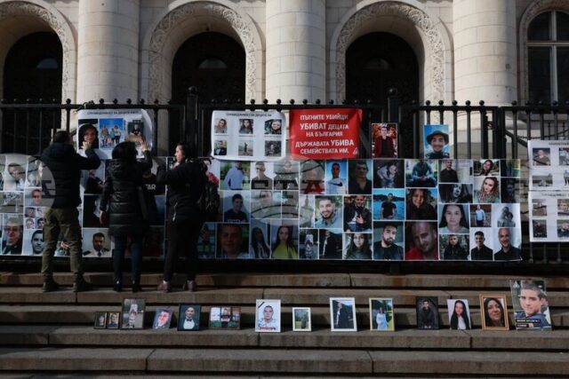 Близки на загинали при катастрофи поискаха спиране на „войната по пътищата“ на протест пред Съдебната палата