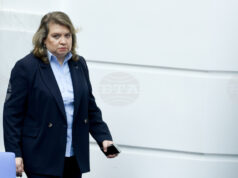 Борислав Гуцанов трябва да се консултира с ръководството на БСП, ако му предложат да остане в служебния кабинет, каза Наталия Киселова