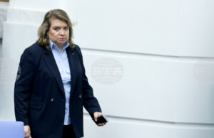 Борислав Гуцанов трябва да се консултира с ръководството на БСП, ако му предложат да остане в служебния кабинет, каза Наталия Киселова