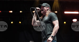 Брад Арнолд, вокалист на американската група "3 Дорс Даун", почина от рак на 47-годишна възраст