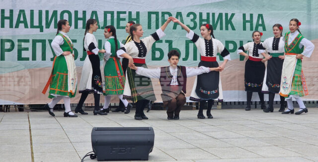 В Стара Загора се проведе инициативата „Пробуждане с хоро“