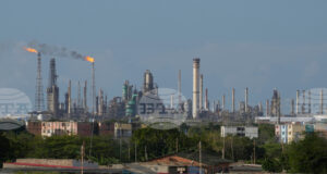 Венецуелската държавна петролна компания преговаря със свои партньори за разширяване на предоставените им петролни находища