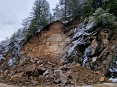 Временни ограничения на движението са въведени по пътищата Смолян - Пампорово и Широка лъка - Девин заради паднали скални отломки
