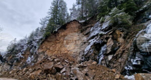 Временни ограничения на движението са въведени по пътищата Смолян - Пампорово и Широка лъка - Девин заради паднали скални отломки