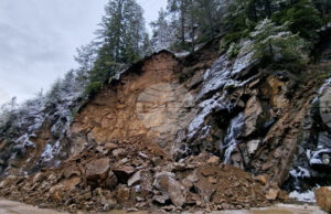 Временни ограничения на движението са въведени по пътищата Смолян - Пампорово и Широка лъка - Девин заради паднали скални отломки