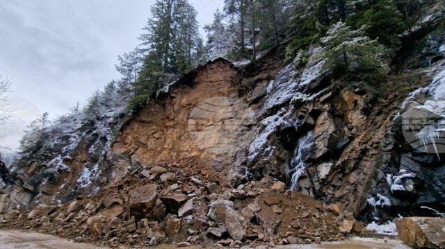 Временни ограничения на движението са въведени по пътищата Смолян - Пампорово и Широка лъка - Девин заради паднали скални отломки