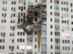 Жилищна сграда в Киев, повредена след руски удар, 9 януари 2026 г. Снимка: АП/