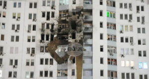 Жилищна сграда в Киев, повредена след руски удар, 9 януари 2026 г. Снимка: АП/