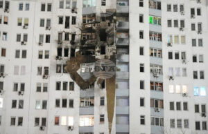 Жилищна сграда в Киев, повредена след руски удар, 9 януари 2026 г. Снимка: АП/