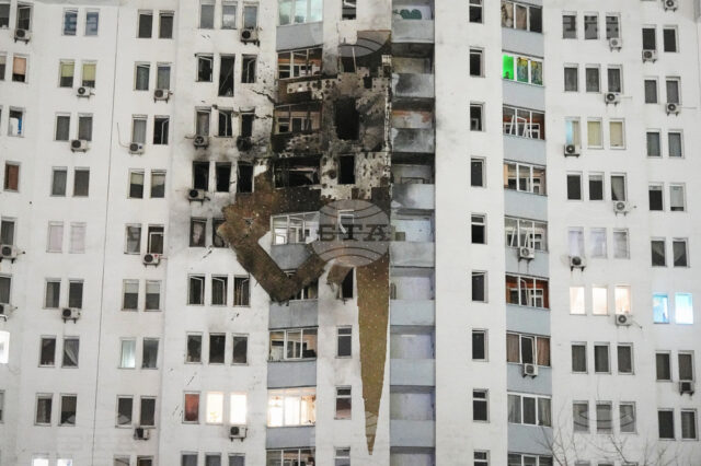 Въпреки обещанията: Русия поднови масираните удари срещу Украйна Жилищна сграда в Киев, повредена след руски удар, 9 януари 2026 г. Снимка: АП/