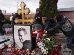 Две години от смъртта на Алексей Навални: Обвиненията срещу Кремъл не стихват Хора полагат цветя на гроба на руския опозиционен лидер Алексей Навални в Борисовското гробище в Москва
