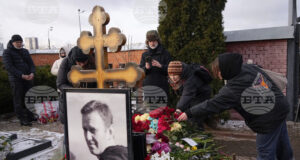 Хора полагат цветя на гроба на руския опозиционен лидер Алексей Навални в Борисовското гробище в Москва