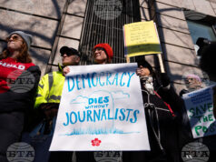 Протестиращи пред сградата на „Вашингтон пост“