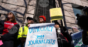 Протестиращи пред сградата на „Вашингтон пост“