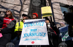 Протестиращи пред сградата на „Вашингтон пост“