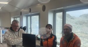 Ден 92
                                                                                                Ръководителят на 34-тата българска антарктическа експедиция проф. Христо Пимпирев и учени се свързаха на живо от Антарктида със София