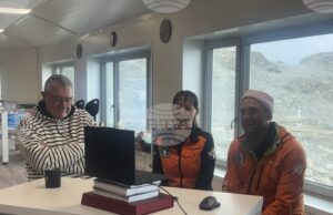 Ден 92
                                                                                                Ръководителят на 34-тата българска антарктическа експедиция проф. Христо Пимпирев и учени се свързаха на живо от Антарктида със София