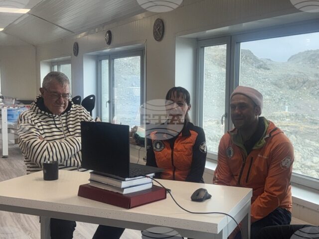 Ден 92
                                                                                                Ръководителят на 34-тата българска антарктическа експедиция проф. Христо Пимпирев и учени се свързаха на живо от Антарктида със София