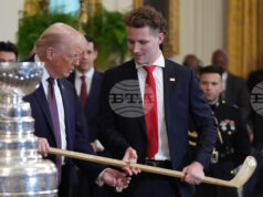 Доналд Тръмп прие в Белия дом хокеистите от националния отбор на САЩ, които спечелиха олимпийското злато в Милано Доналд Тръмп прие в Белия дом хокеистите от националния отбор на САЩ, които спечелиха олимпийското злато в Милано