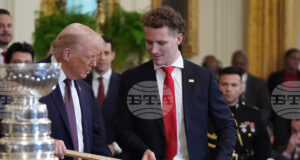 Доналд Тръмп прие в Белия дом хокеистите от националния отбор на САЩ, които спечелиха олимпийското злато в Милано