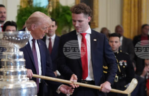 Доналд Тръмп прие в Белия дом хокеистите от националния отбор на САЩ, които спечелиха олимпийското злато в Милано