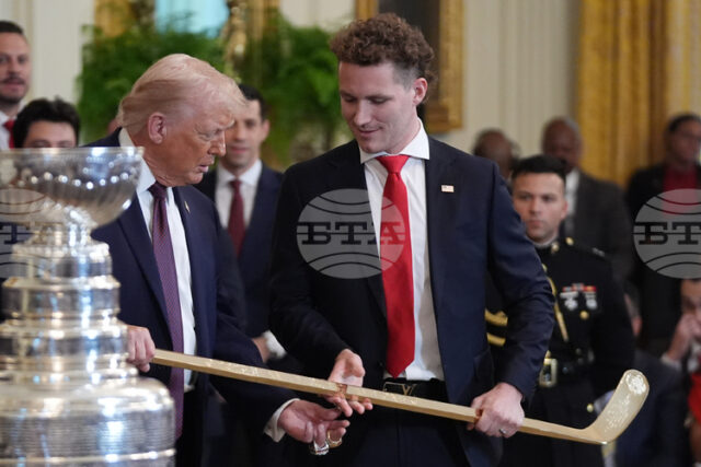 Доналд Тръмп прие в Белия дом хокеистите от националния отбор Доналд Тръмп прие в Белия дом хокеистите от националния отбор на САЩ, които спечелиха олимпийското злато в Милано