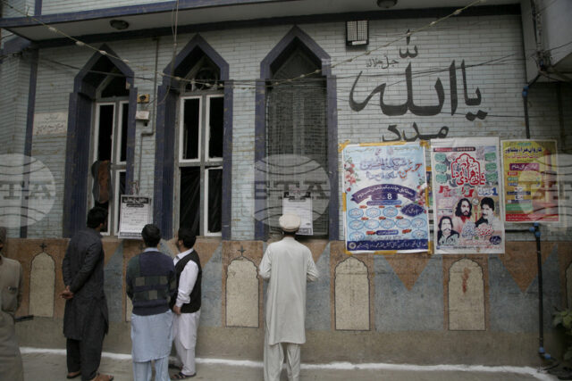 Дузина хора бяха убити при атака с бомба срещу шиитска джамия в Исламабад