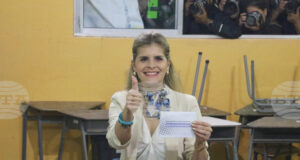 Дясноконсервативната Лаура Фернандес печели президентските избори в Коста Рика още на първи тур