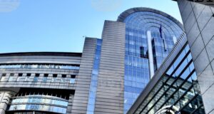 Евродепутати настояват за отлагане на гласуването в ЕП на търговското споразумение със САЩ