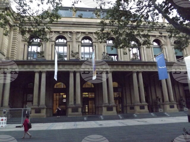 Европейските борси започнаха деня на червено, „Еърбъс“ натежа на индексите