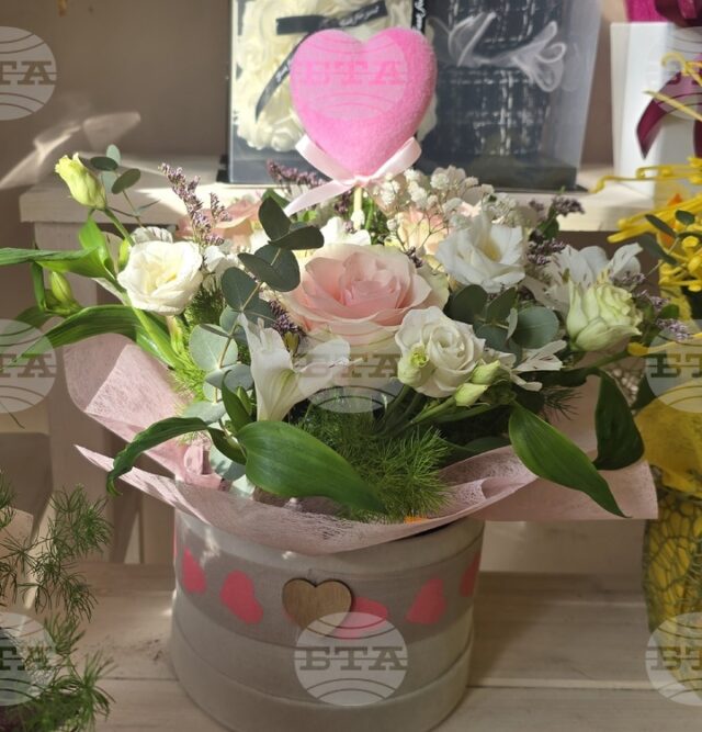 Една двойка е решила да сключи брак на Св. Валентин в Ловеч, според търговци розите не са поскъпнали за празника